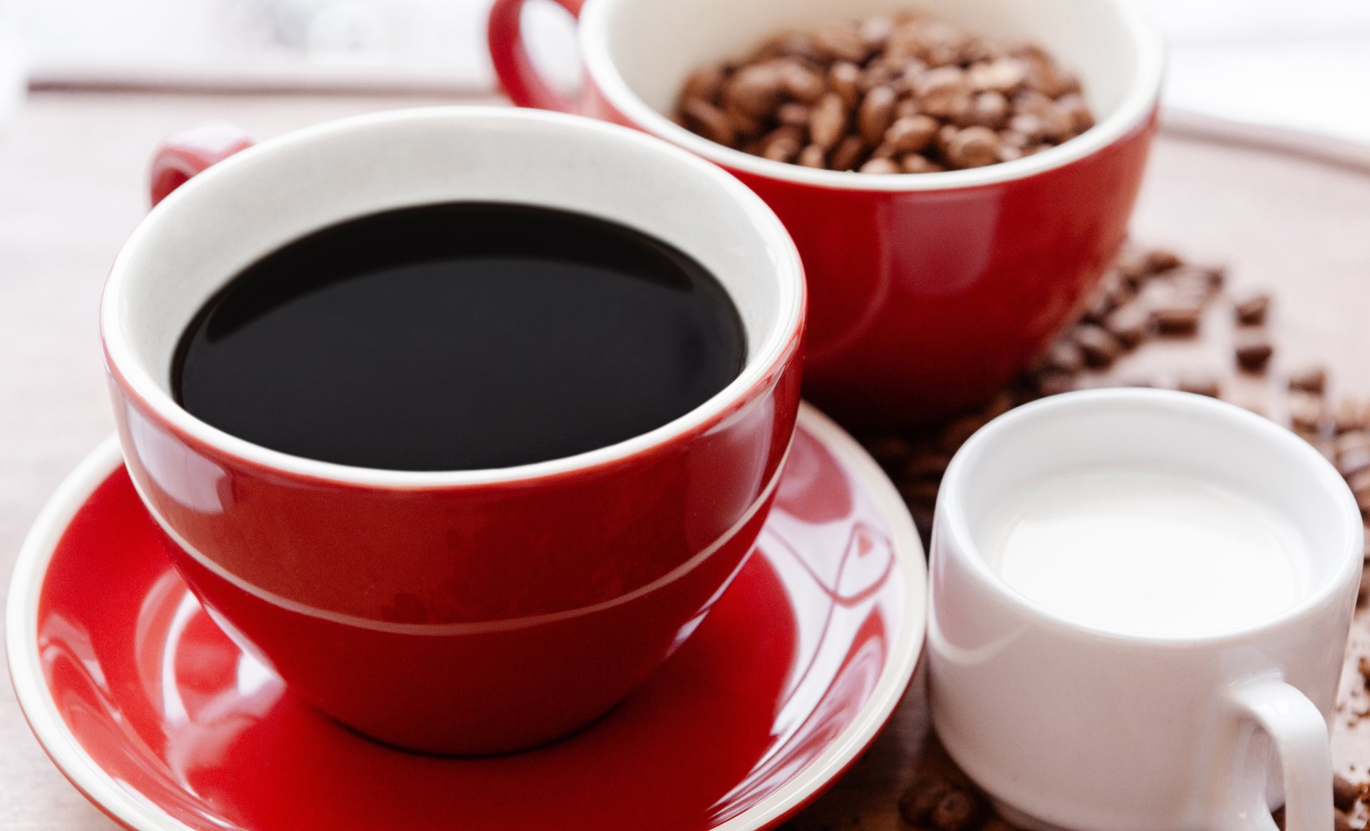 【樂齡生活式】上班族提神飲料：咖啡與茶，如何喝得愉快又健康？