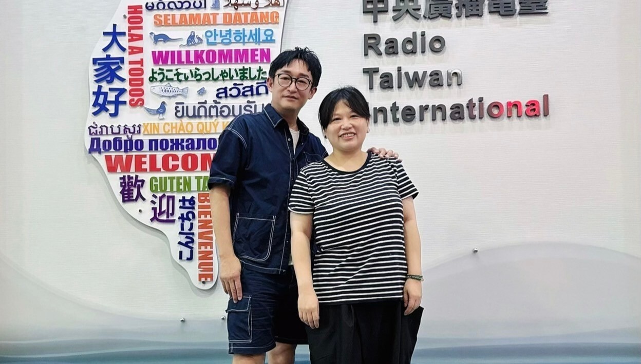 【哲哲稱奇】讓人稱羨的工作身份，維持初衷不變的客家細妹，如何帶著硬頸精神征服藝海