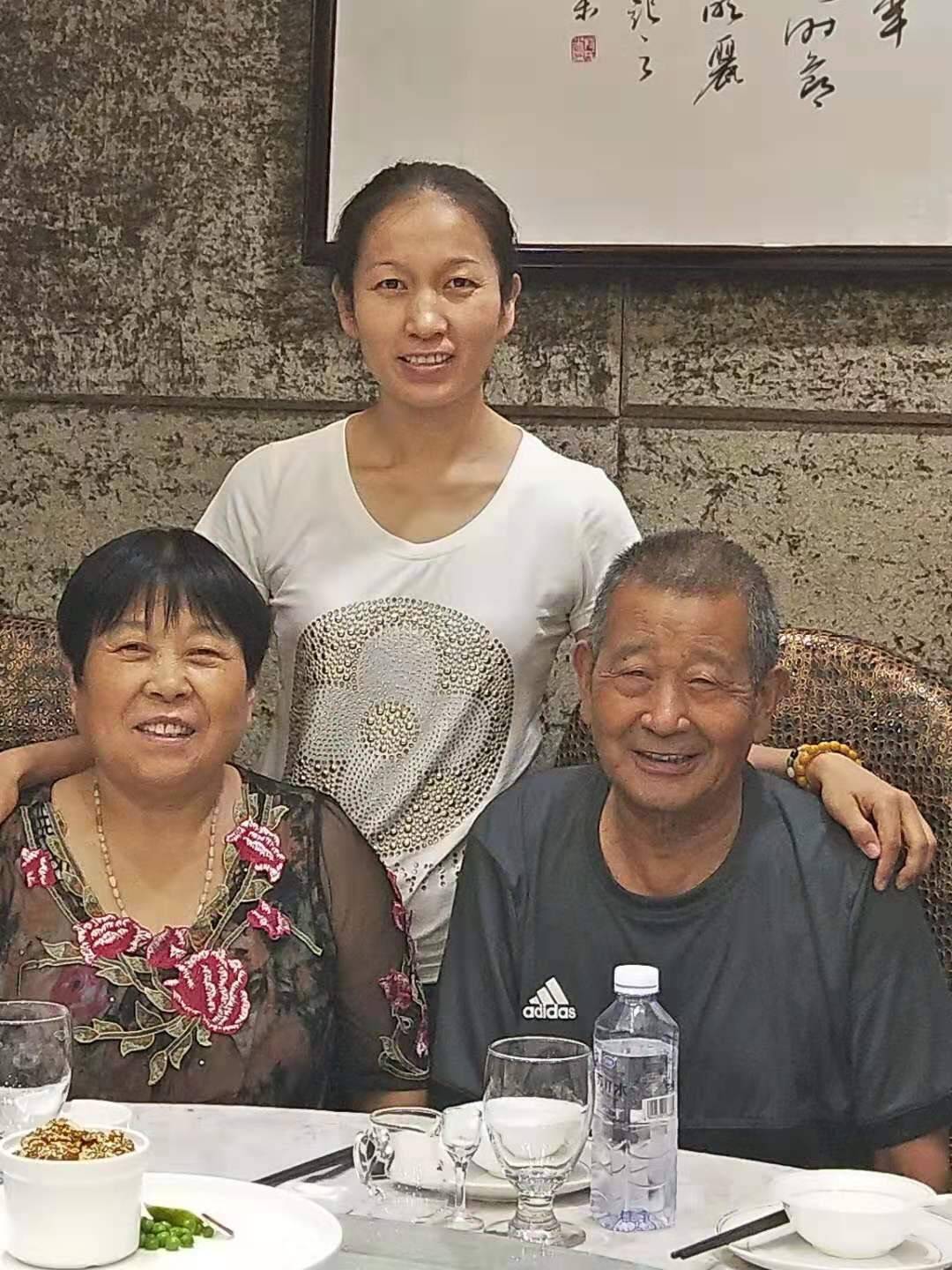 快樂的童年可以治癒人一生，黃双芹感謝養父母困境中給她滿滿的愛