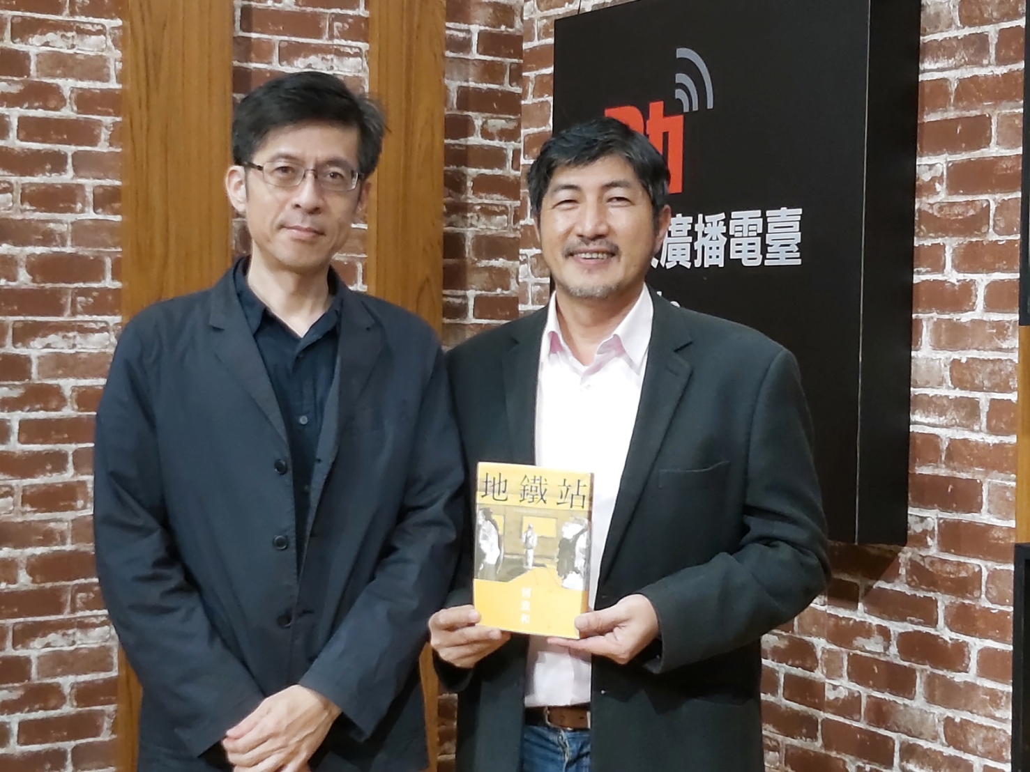 地鐵站輻射出的人生百態是什麼樣貌？專訪作家何致和