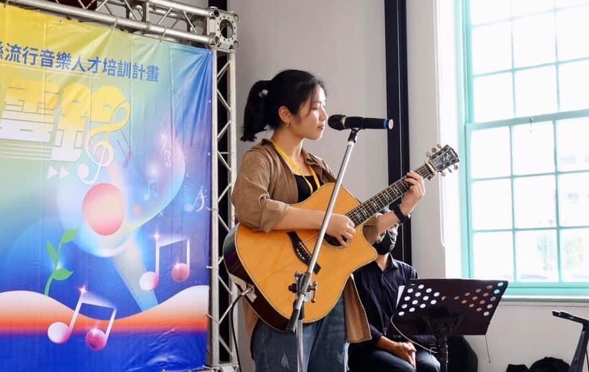 馬來西亞僑生潘悅勤介紹馬來西亞年俗、分享歌曲