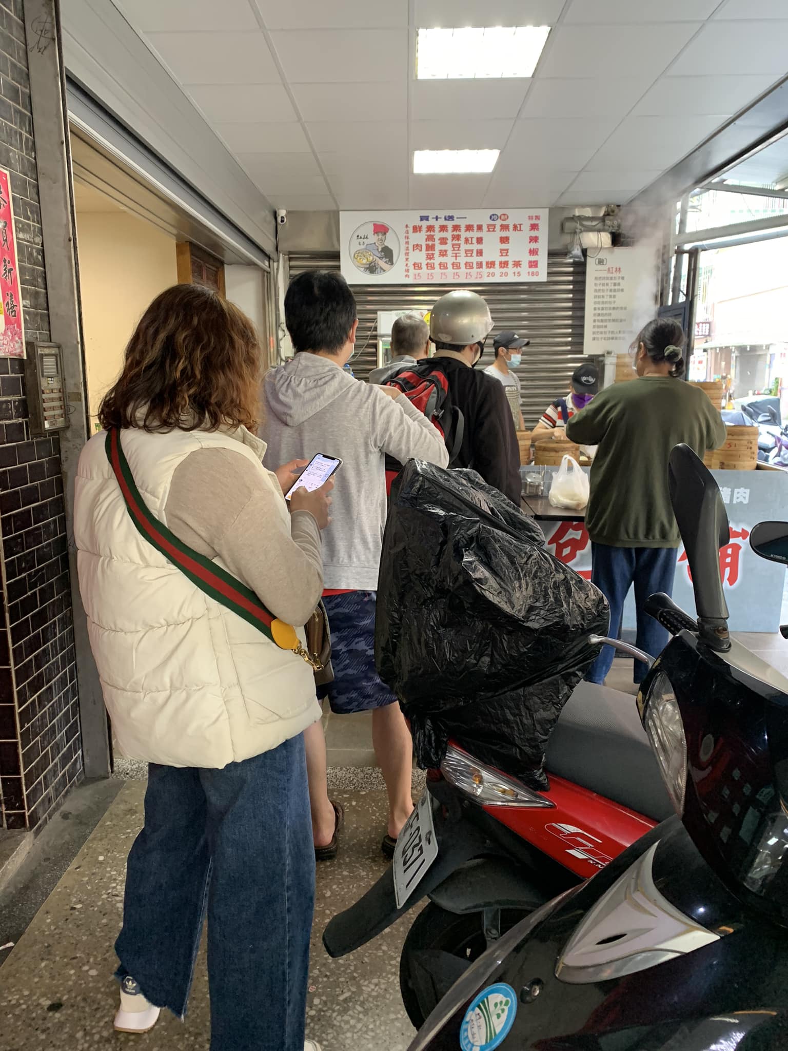 包子美女詩人王紅林集結詩作 出版 花長出了骨頭 詩集