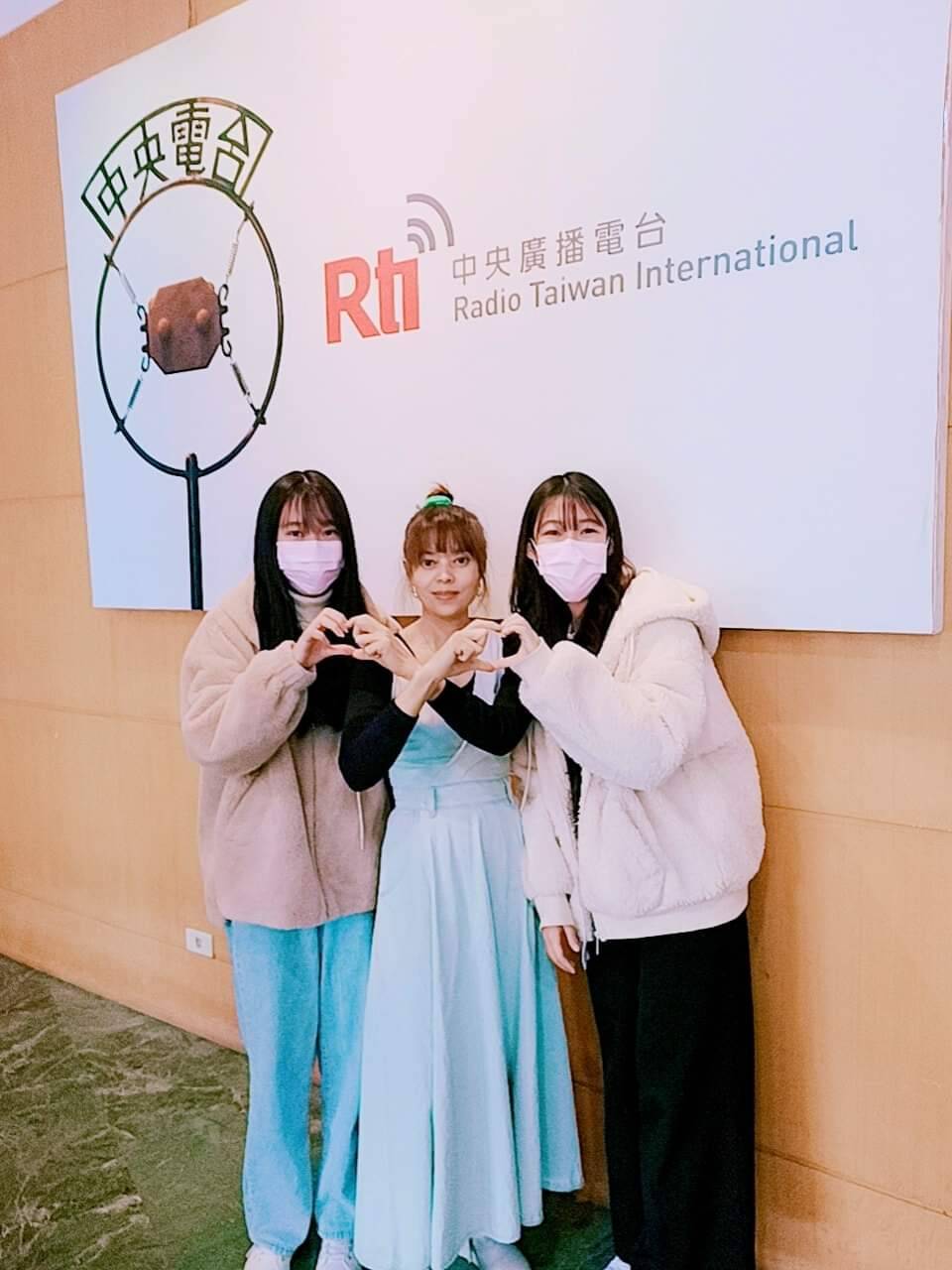 黎茗與兩個美麗女兒談新年