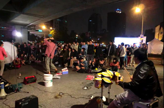 在豐裕的世代困難生活：黃藍白的十年文化實踐