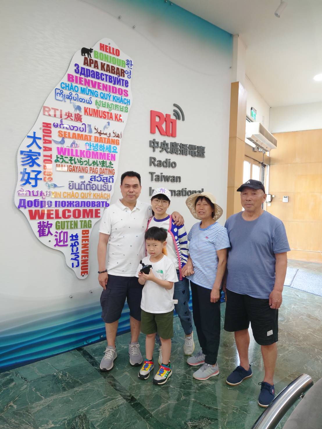 疫情趨換三年後，余欣洳父母來台歡聚