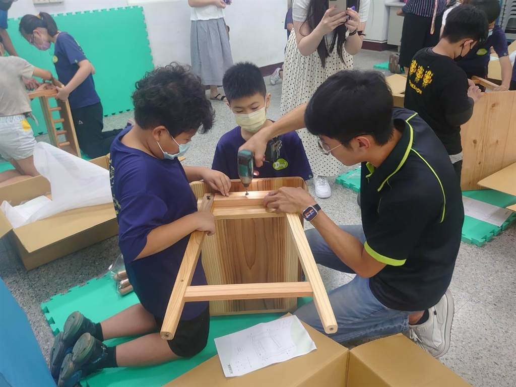 南投林管處與屏科大共創「山林教室」國產材課桌椅捐贈/教學