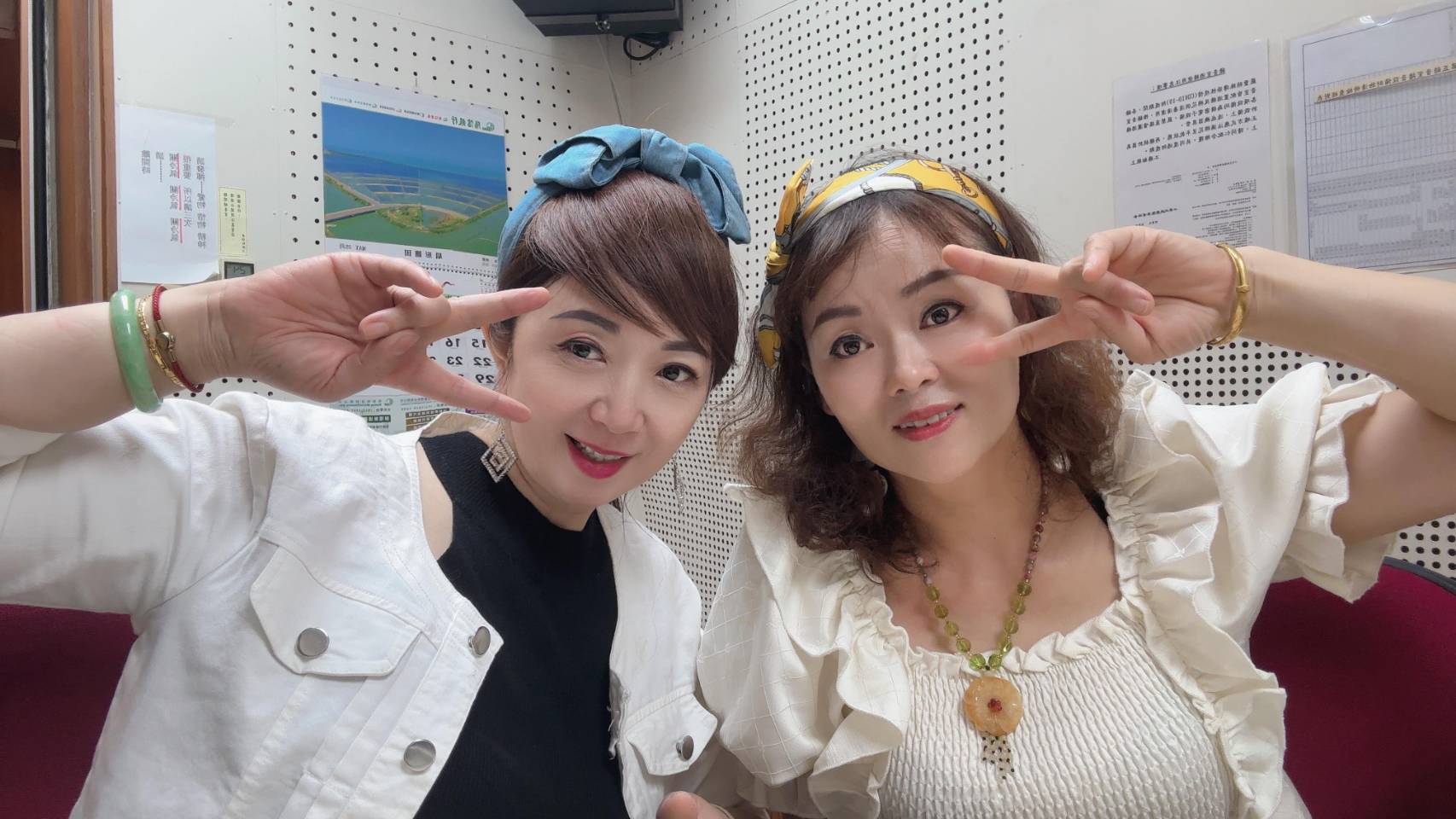 既是學生，也是老師，是演藝經紀，也是舞台彩粧大師，更令人羡慕不只與女兒情同姐妹，更似姐妹！