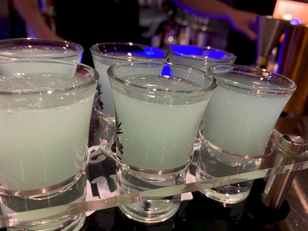 畢業港生進入台灣餐飲業，酒保搖身一變主管兼老闆