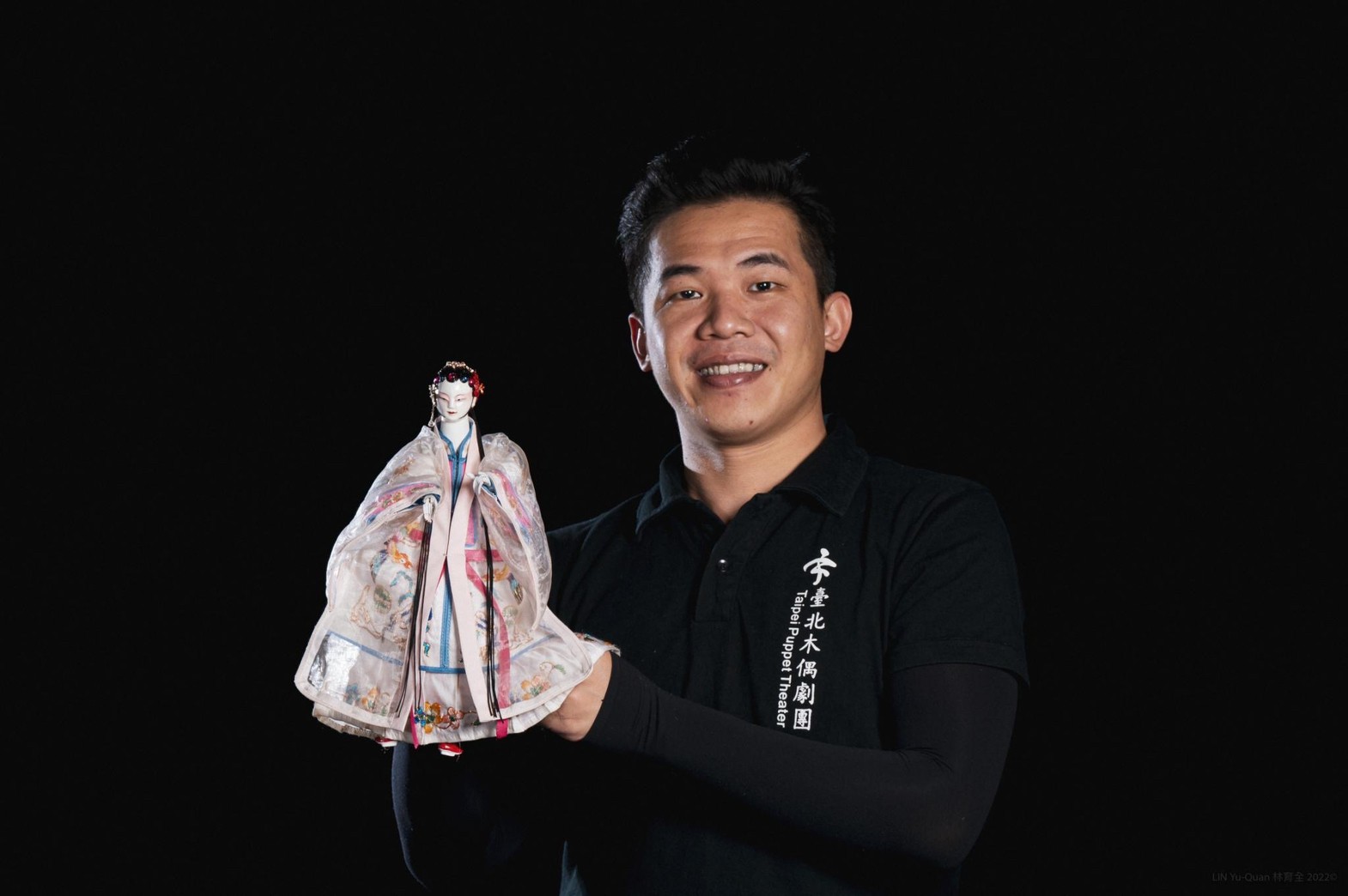 北管音樂出身的布袋戲藝師吳聲杰，以傳統為基底兼顧創新與多元表演風格