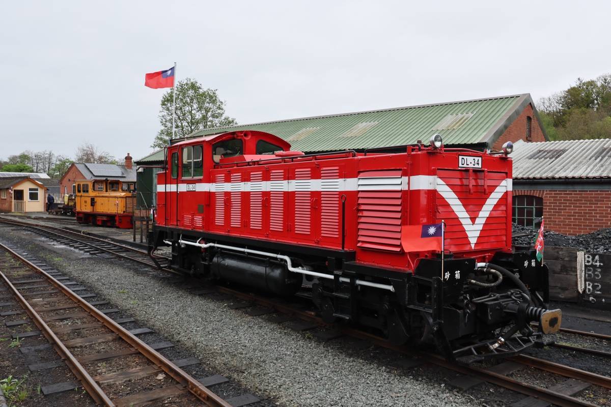林鐵紅色火車頭佩國旗馳騁英倫 DL-34化身交流大使威爾斯首航