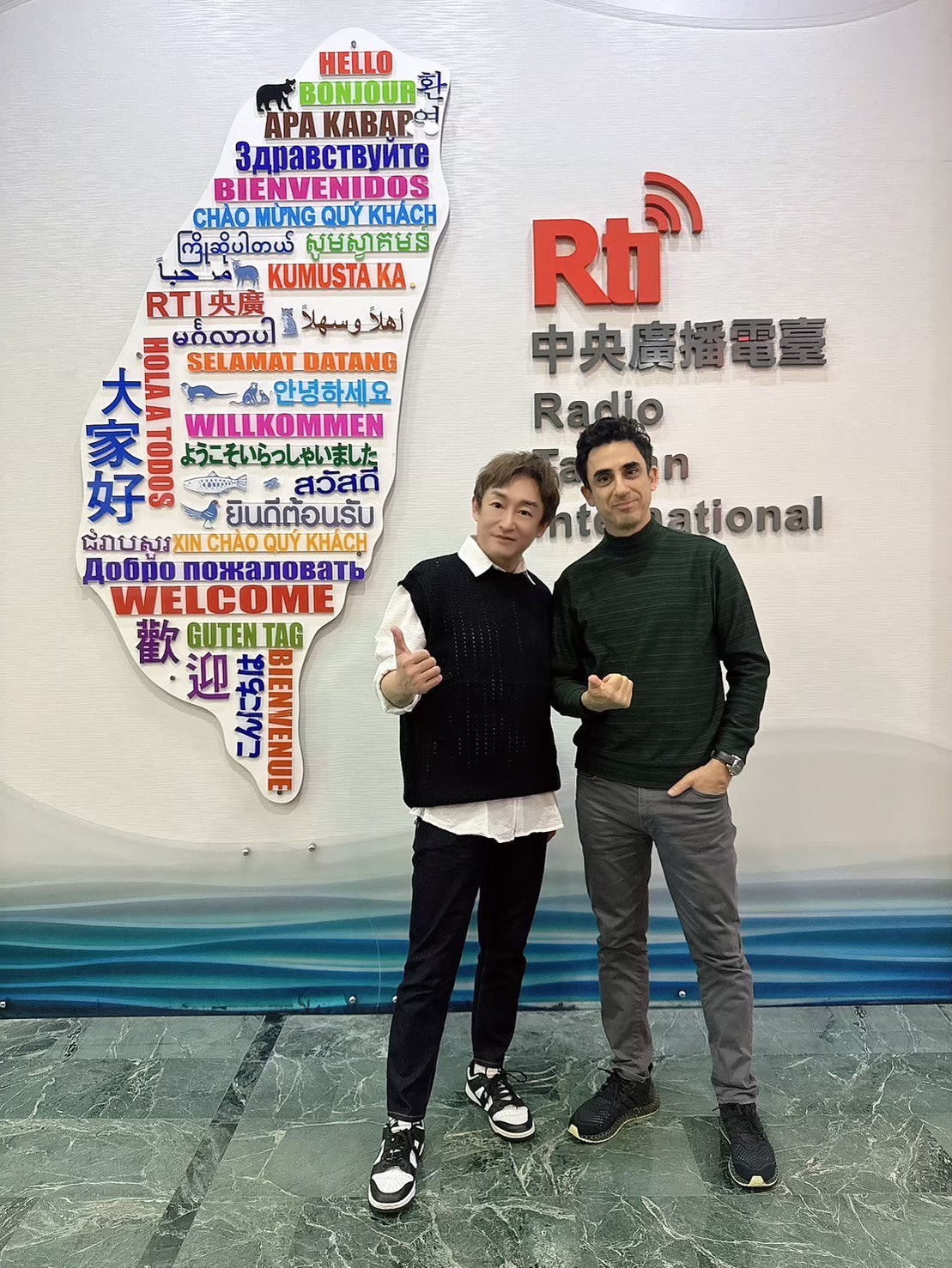 世界跟我唱Hakka-Hakka around the world來自以色列的音樂製作人歐睿恩，用他的語言與感情展現他眼中的客家