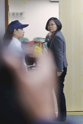 右手拚經濟左手拚政治 民進黨改革惹爭議