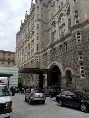 民主黨眾議員提案 禁政府租用川普飯店