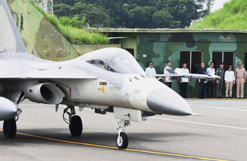 共軍轟六穿越台海 蔡總統今視導我空軍