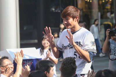 王維中遭3分全壘打 釀酒人隊落敗