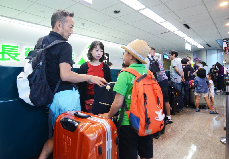 長榮航取消50航班 逾8百旅客滯留國外