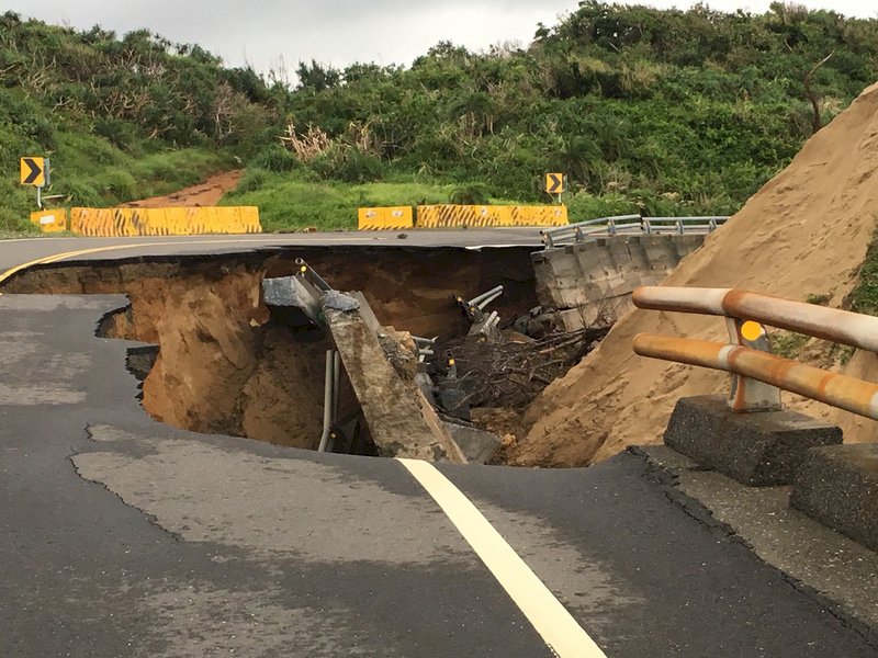 屏東多鄉鎮淹水  墾丁風吹砂路基掏空