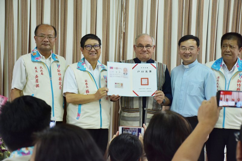 法籍神父南耀寧奉獻偏鄉  獲頒國民身分證