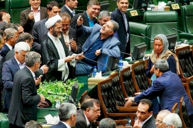 爭與茉格里尼玩自拍 伊朗報紙大罵議員