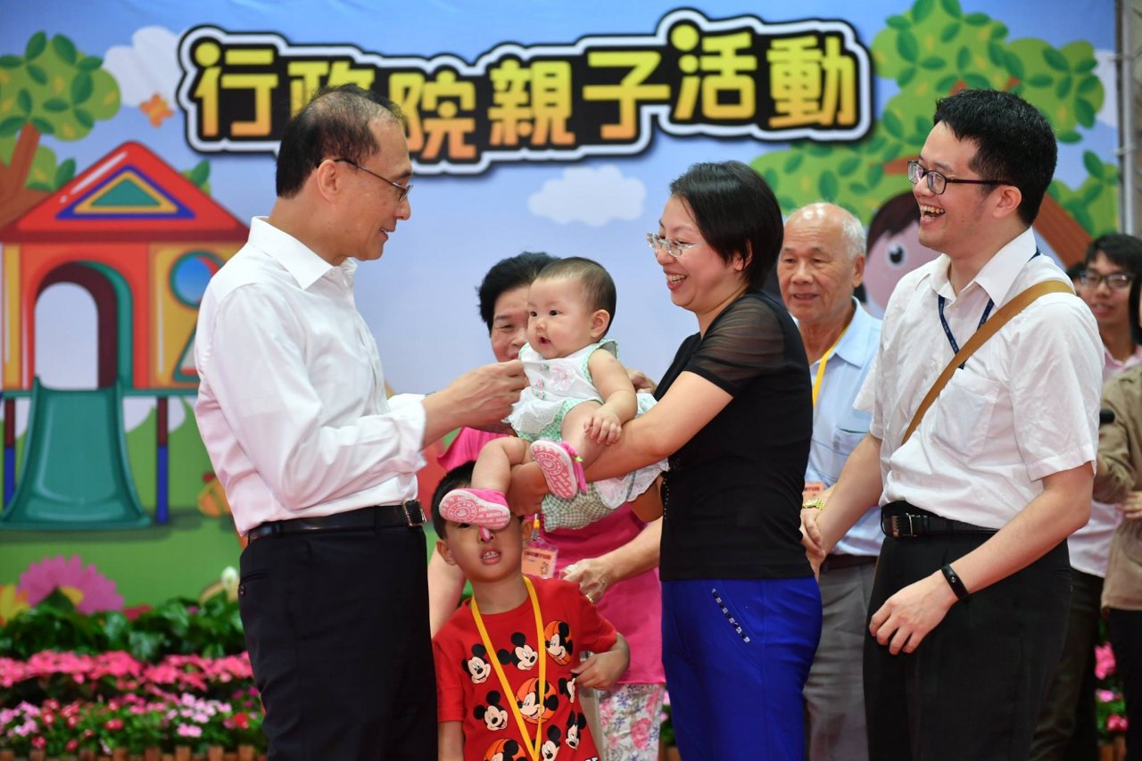 林全：政府有義務改善養兒育女環境