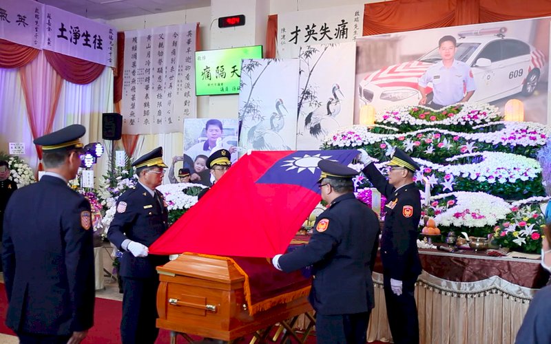 殉職國道警靈柩蓋國旗 百名員警送行