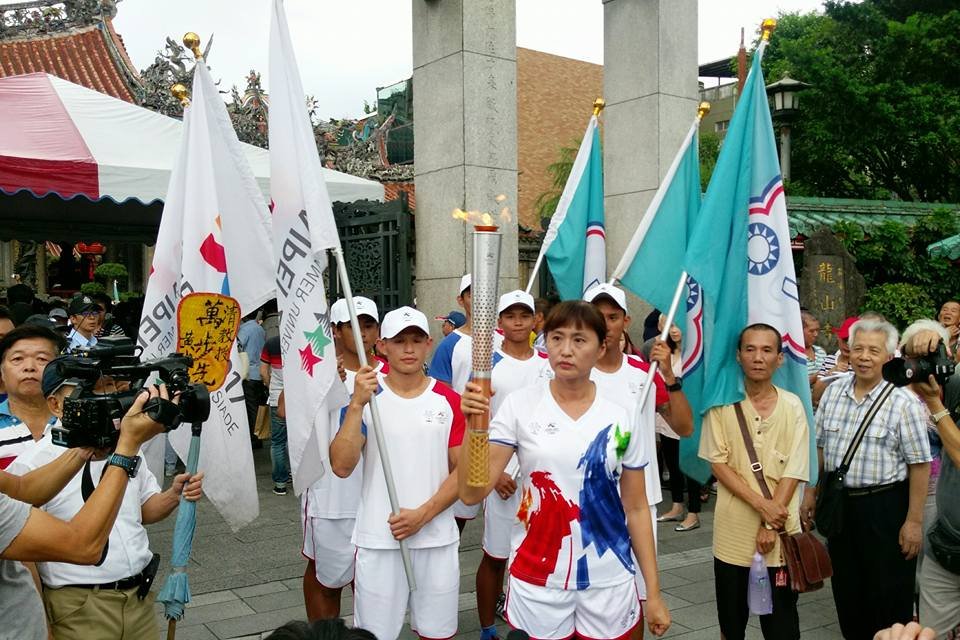 聖火傳進台北舊城區 王惠珍首棒盼承先啟後