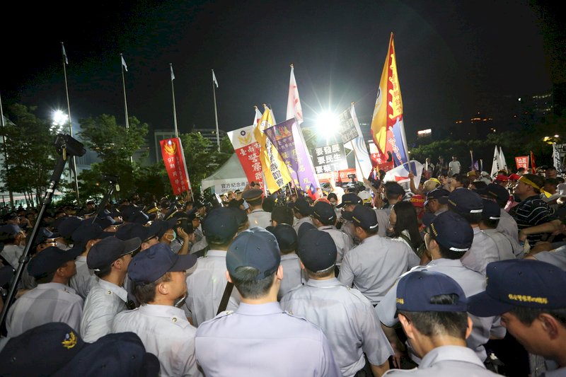 反年改抗議阻開幕 FISU盼世大運平和進行