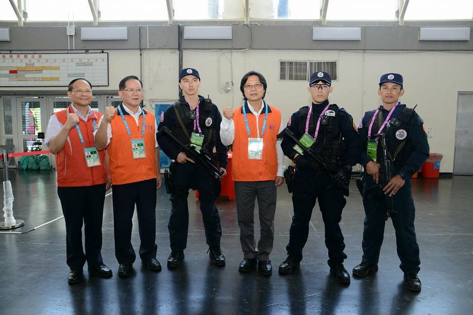 葉俊榮視導世大運賽事場館 慰勉員警辛勞