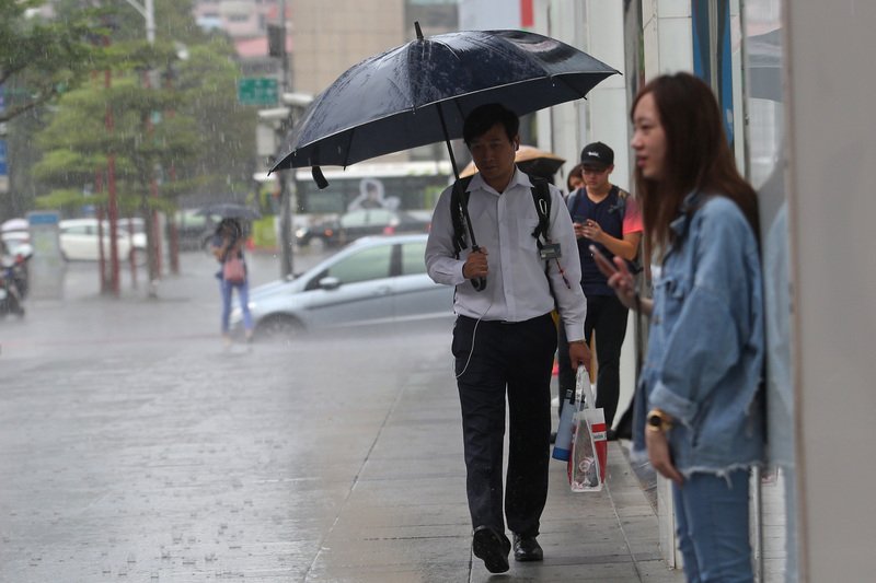 對流發展旺盛 12縣市豪雨大雨特報