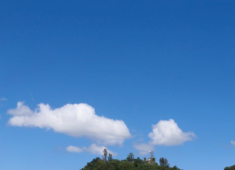 西半部天氣晴朗穩定 東半部雲量多