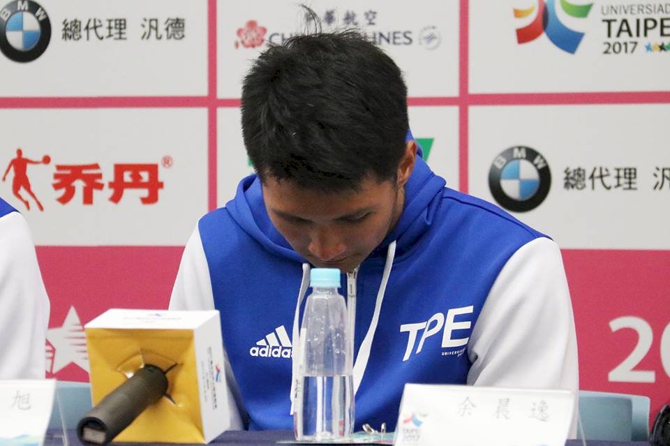 世大運男子1600M接力失利 選手自責落淚