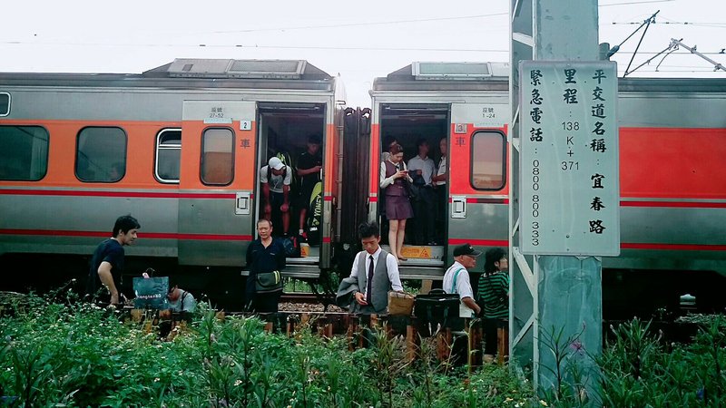 台鐵苗栗竹南間電車線斷落 影響4千旅客