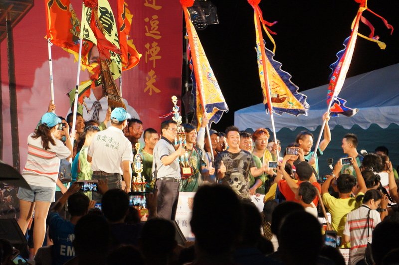 恆春搶孤走過142年 在地隊抱走前三名