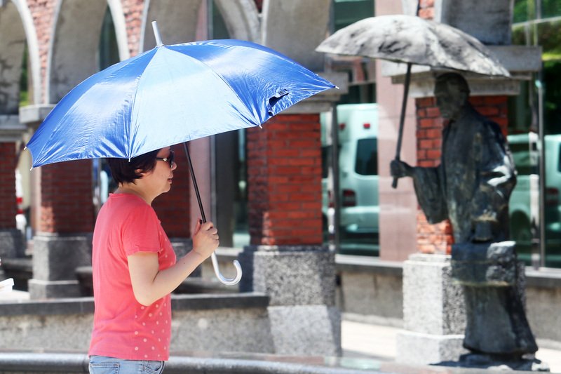 天氣持續高溫炎熱 下波鋒面降雨有限