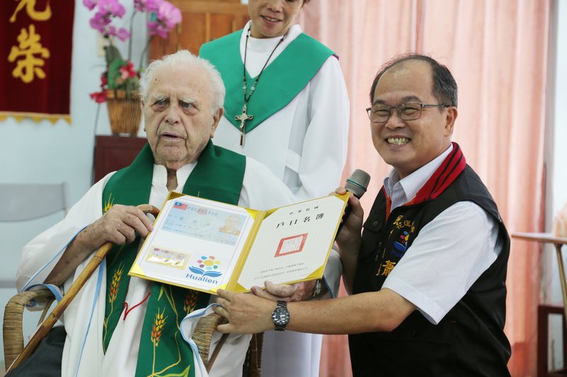 奉獻台灣58年 潘世光神父獲領身份證