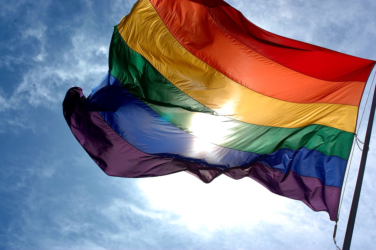 彩虹旗飄揚 巴黎LGBT驕傲遊行歡樂登場