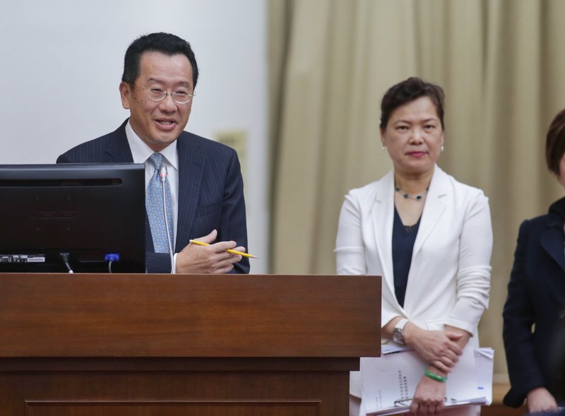 財經官員夫妻檔遭質疑 藍綠立委交鋒