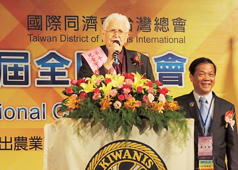投入台灣特教逾半世紀 甘惠忠將領唱國歌