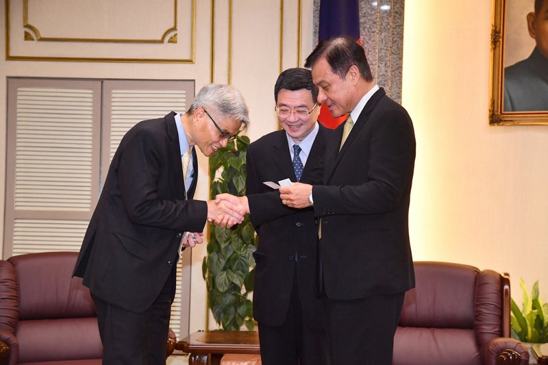 接見中選會被提名人 蘇嘉全盼民主更穩固
