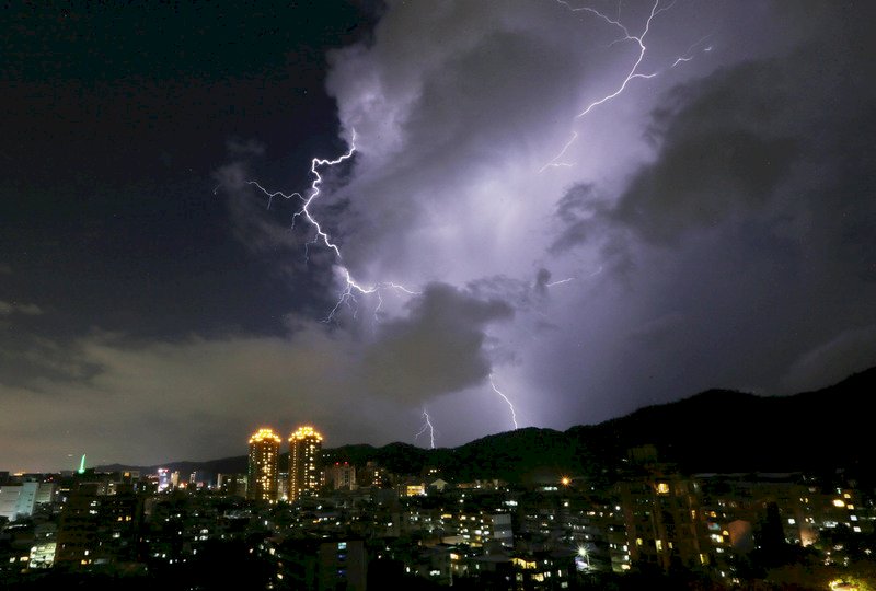 雙北基隆宜蘭防大雨 16縣市有強風