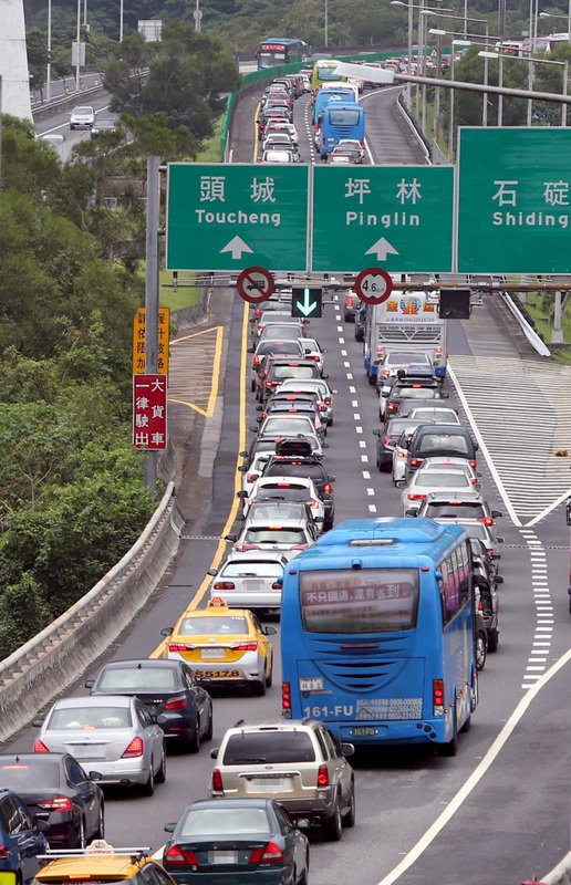 國慶連假北返車潮逐漸湧現 國5估塞到子夜