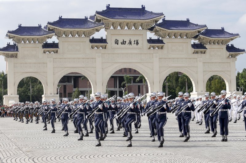 國慶預演 國軍行進鼓隊操槍表演吸睛