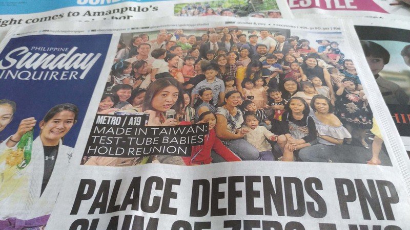 菲律宾主流英文报「菲律宾每日询问者报」，8日在头版刊登「2017菲律宾台湾形象展」举办的试管婴儿大团圆活动，分享了数名菲国妈妈的历程与心情，200多名「台湾制造」的菲国试管婴儿齐聚一堂。