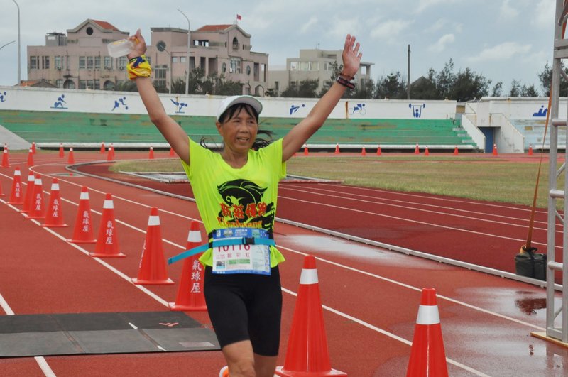 國際海灣馬拉松賽 陳俊偉、鄭彩虹奪冠