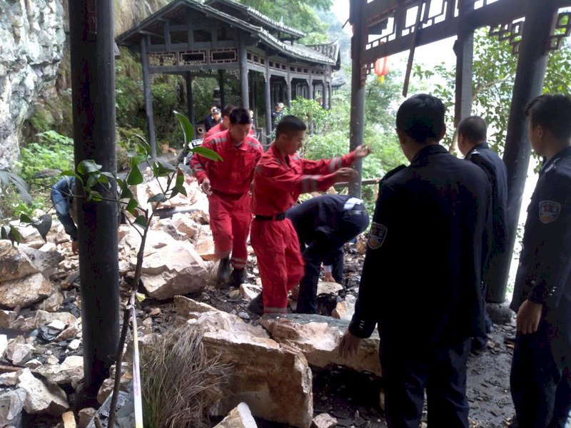 湖北團3死2傷 秀泰董座現場協助善後