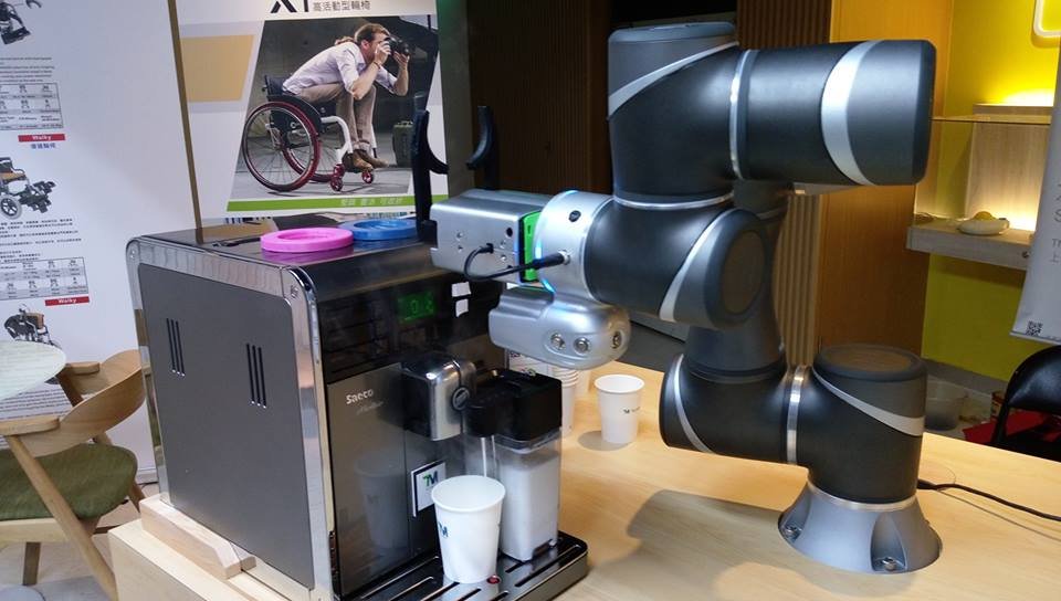 聲控翻身床、眼控電腦 智慧輔具中心揭幕