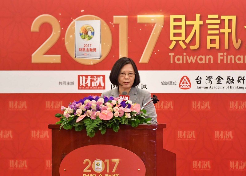 總統盼金融業服務 為留學生留做好回家路