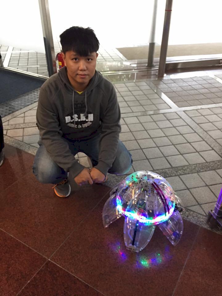 智慧機器人 學生自造可勘災「天王球」