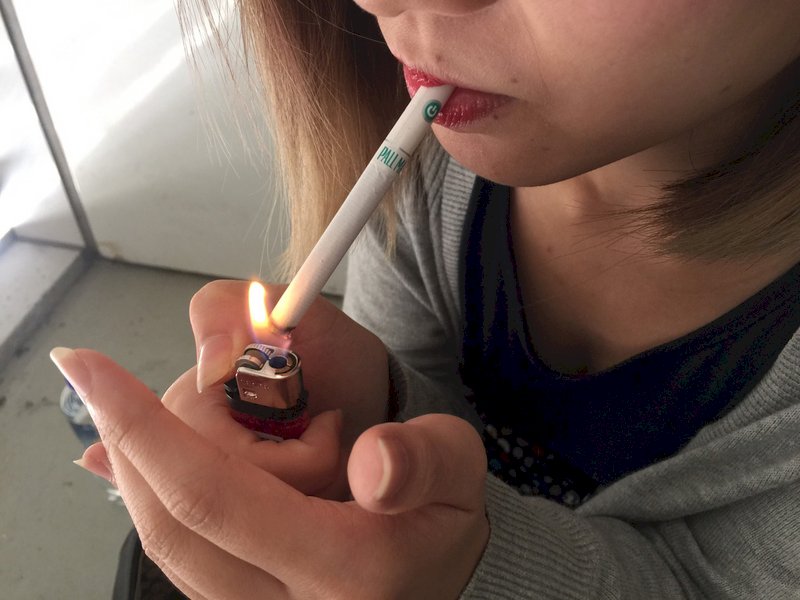 讓年輕人不碰菸 英研究：加警語或塗色