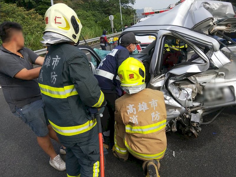 國道3號遊覽車撞自小客 4死
